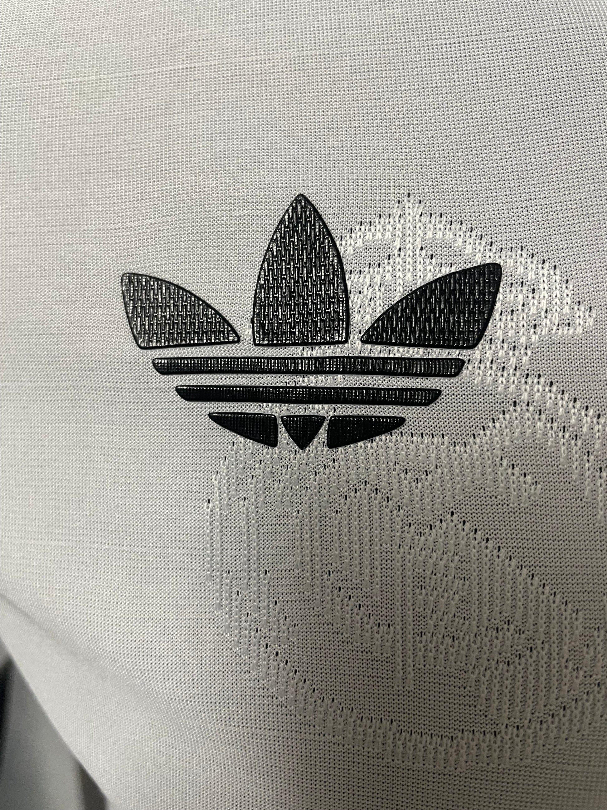 Maillot Domicile Real Madrid 2025/26 – Blanc/Détails Jaunes
