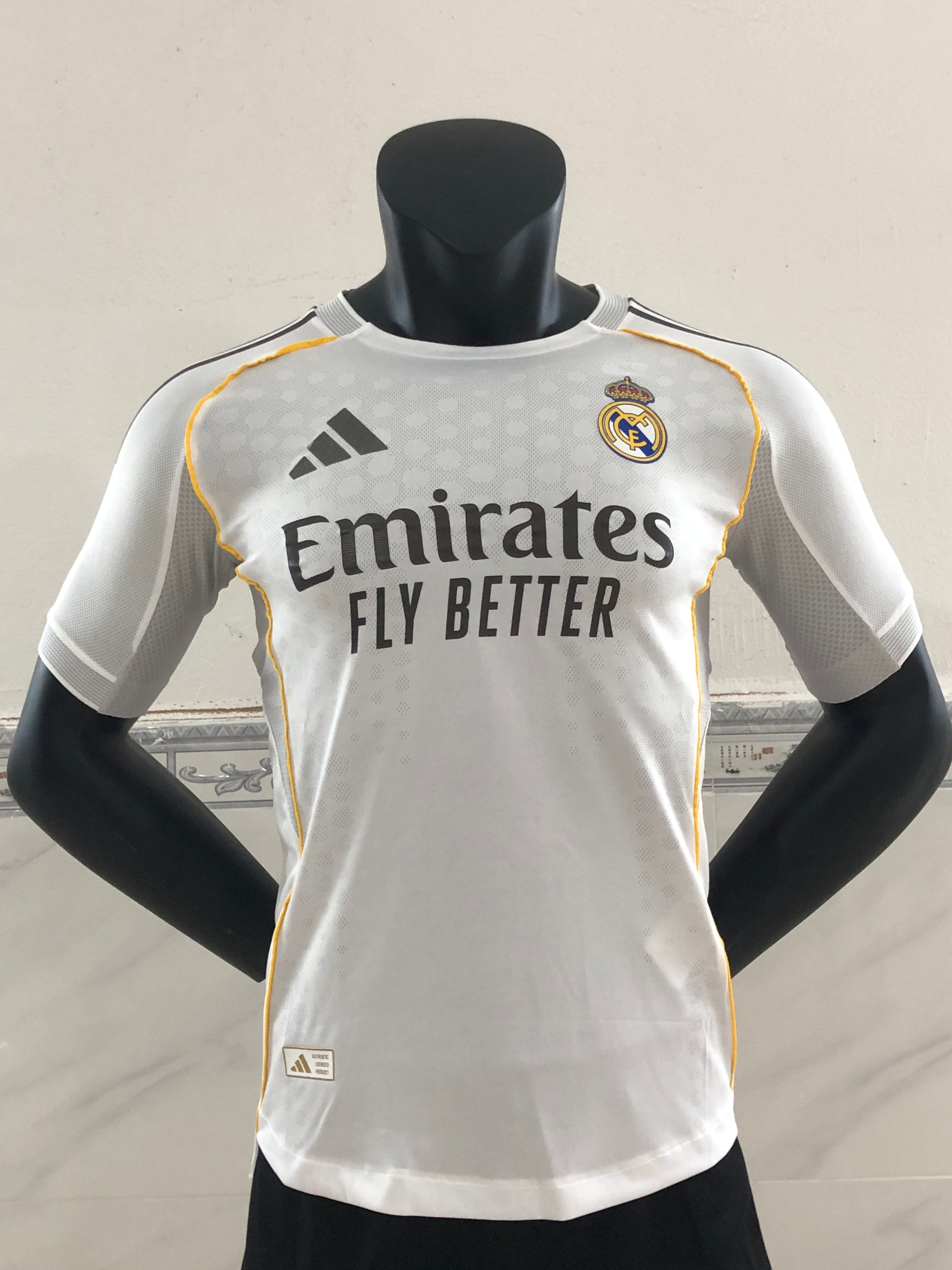 Maillot Domicile Real Madrid 2025/26 – Blanc/Détails Jaunes