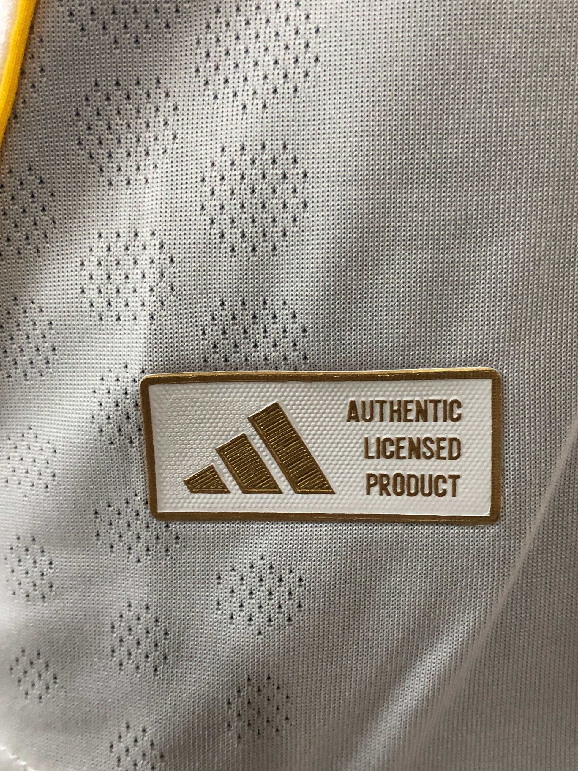 Maillot Domicile Real Madrid 2025/26 – Blanc/Détails Jaunes