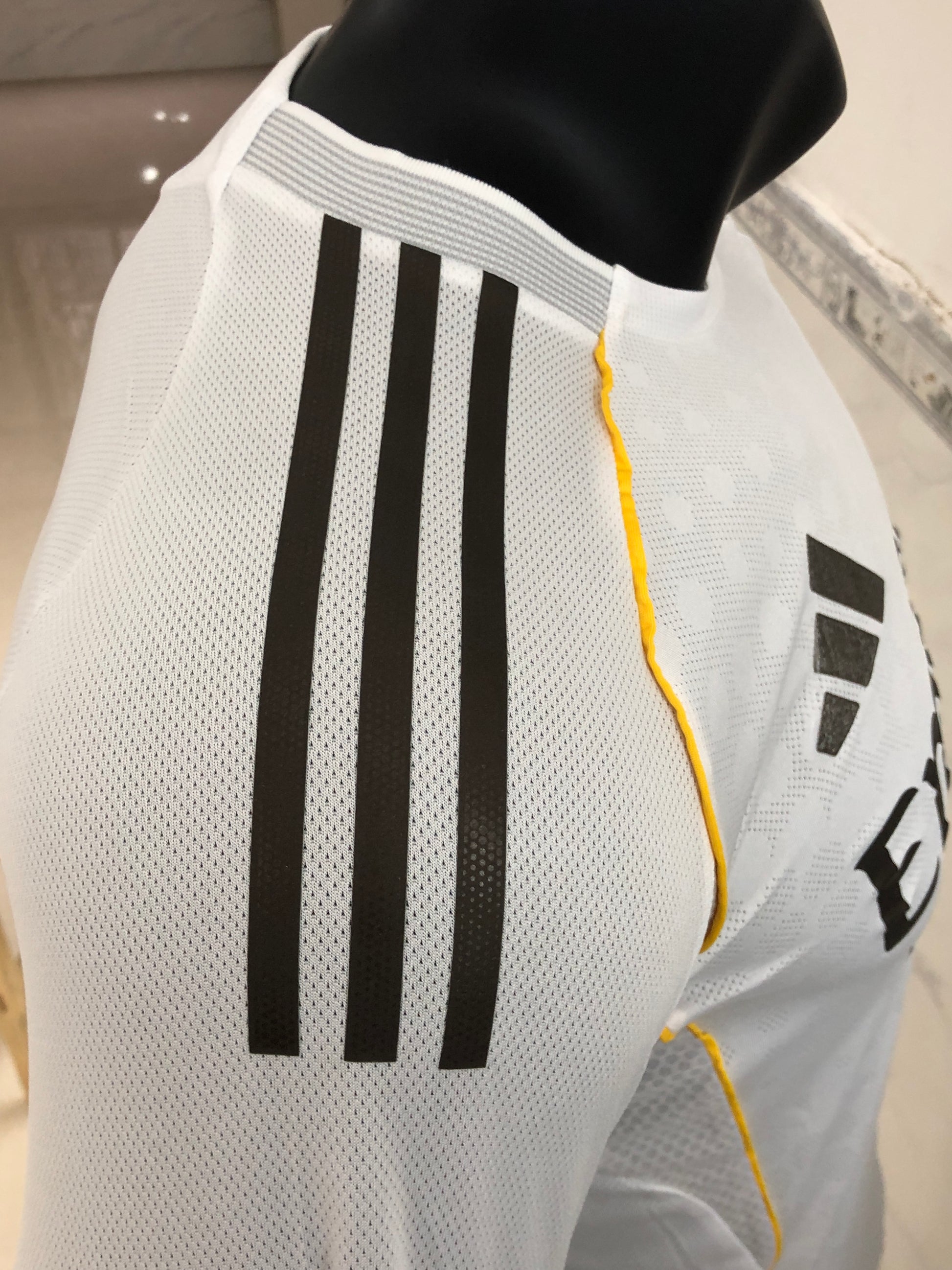 Maillot Domicile Real Madrid 2025/26 – Blanc/Détails Jaunes